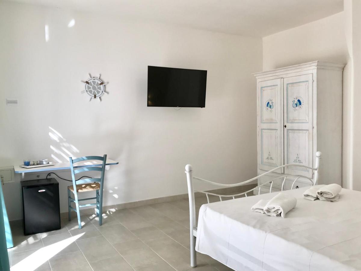 Angolo Mare Apartments & Rooms Порто Пино Екстериор снимка