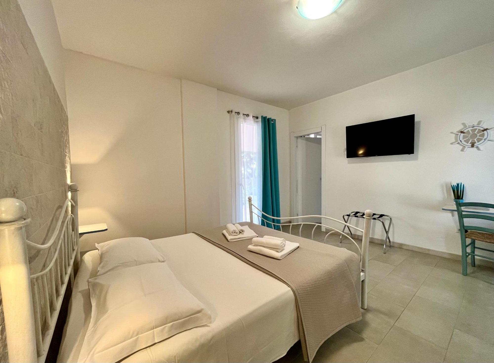 Angolo Mare Apartments & Rooms Порто Пино Екстериор снимка
