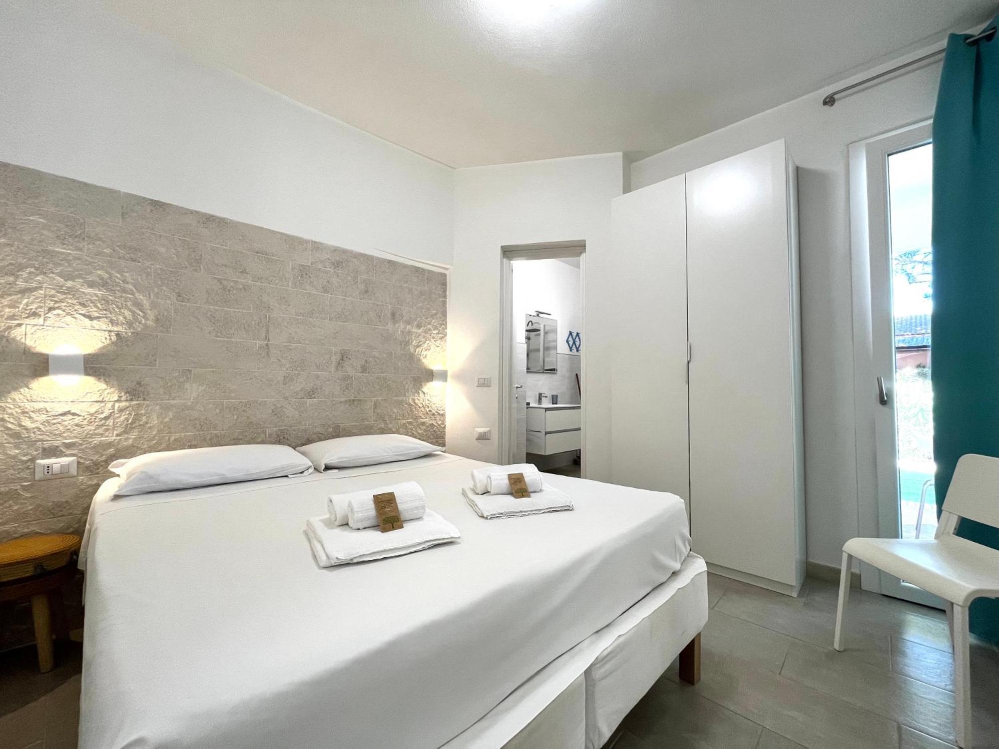 Angolo Mare Apartments & Rooms Порто Пино Екстериор снимка