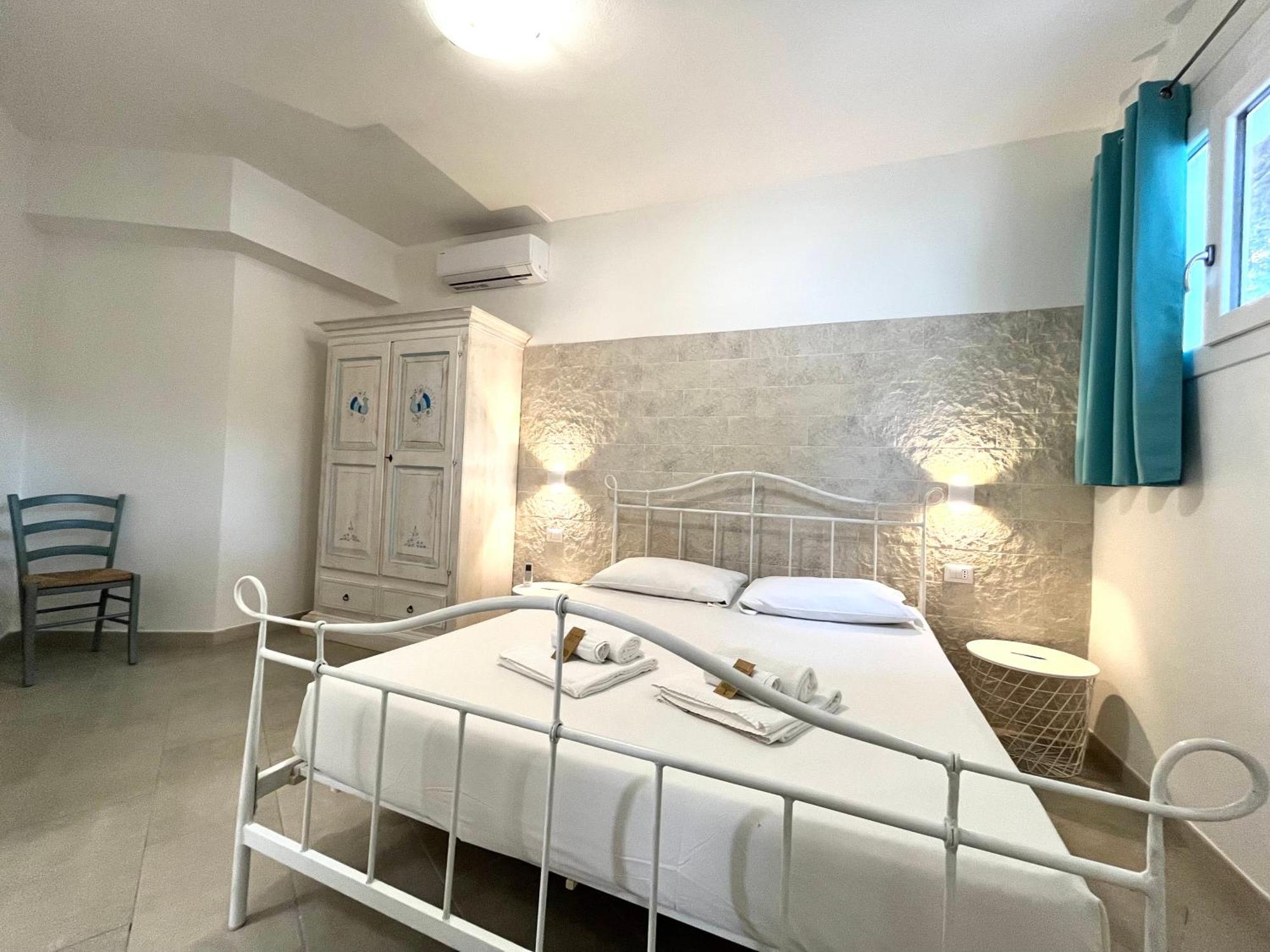 Angolo Mare Apartments & Rooms Порто Пино Екстериор снимка