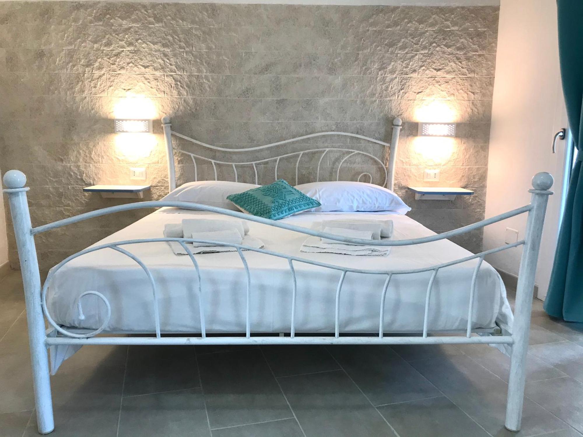 Angolo Mare Apartments & Rooms Порто Пино Екстериор снимка